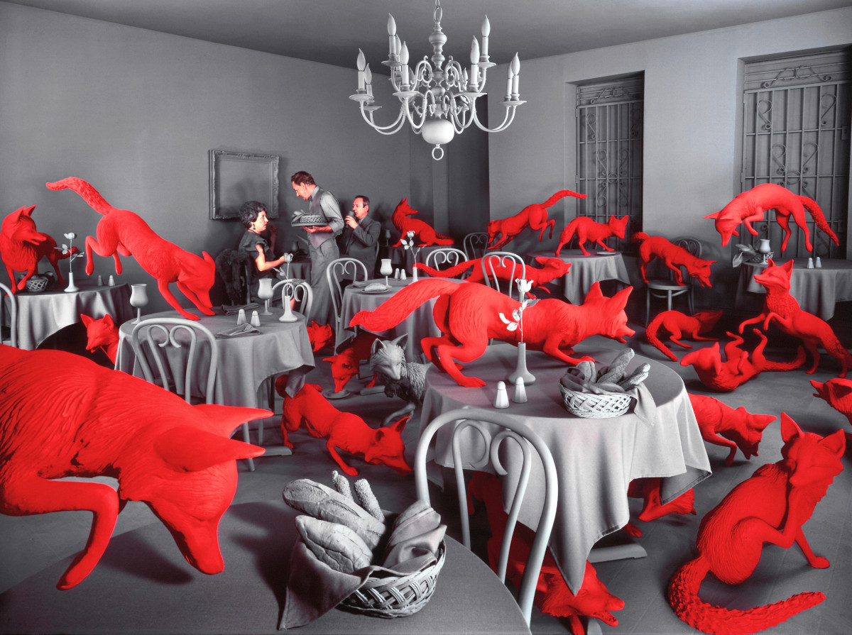 Sandy Skoglund, Fox Games, 1989 archival color photograph cm 117 x 150 ca. Courtesy: Paci contemporary gallery (Brescia – Porto Cervo, IT) © Sandy Skoglund