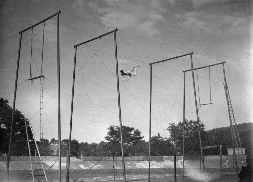 005_Agnès Geoffray, Incidental Gestures, 2011-2012, Variable sizes, Inkjet print on museum photographic paper Courtesy Frac Auvergne