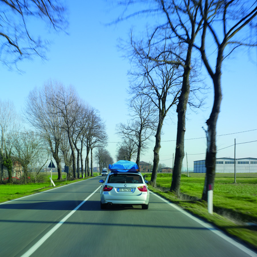 Alain Bublex, Paysage 210 (via emilia – BMW), 2016 Épeuve aux encres pigmentaires sur papier 55 x 55 cm Courtoisie de l’artiste et de la Galerie GP & N Vallois, Paris