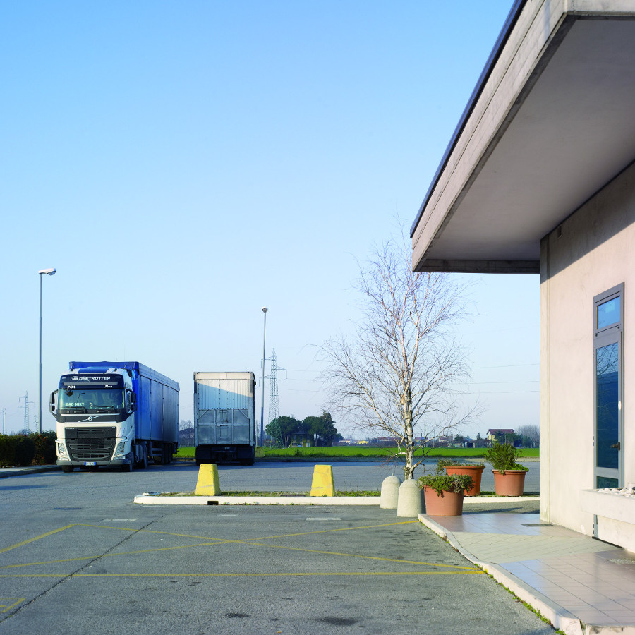 04_Alain-Bublex Alain Bublex, Paysage 213 (via emilia – Volvo), 2016 Épeuve aux encres pigmentaires sur papier 55 x 55 cm Courtoisie de l’artiste et de la Galerie GP & N Vallois, Paris