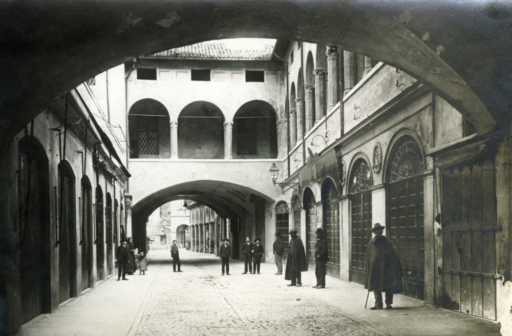 13623_Sevardi-Broletto Roberto Sevardi Via Broletto Reggio Emilia, 1900 ca. Gelatina bromuro d’argento su carta baritata; 120×170 mm