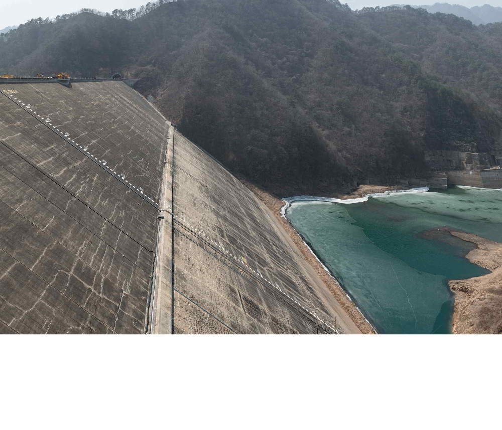 Saverio-Cantoni_Diga-della-Pace-costruita-dalla-Corea-del-Sud Saverio Cantoni Diga della Pace costruita dalla Corea del Sud come barriera ad una possibile inondazione strategica da parte della Corea del Nord, monumento alle politiche della Guerra Fredda costato 429 milioni (USD) Hwacheon, Repubblica di Corea 2015