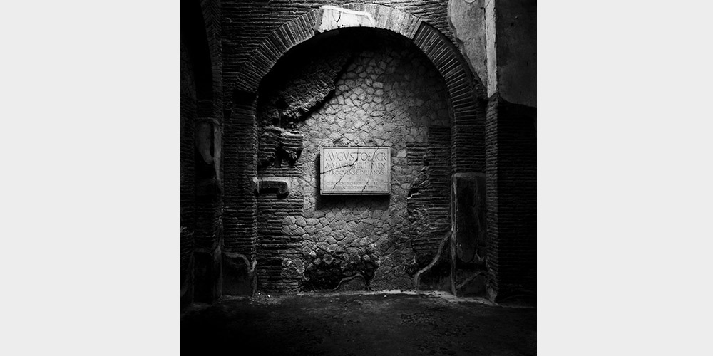 Collegio degli Augustali, Scavi di Ercolano (NA), 2014 © Marcello Grassi – su concessione del Ministero dei Beni e delle Attività Culturali e del Turismo – Soprintendenza speciale per Pompei, Ercolano e Stabia, con divieto di ulteriore riproduzione o duplicazione con qualsiasi mezzo