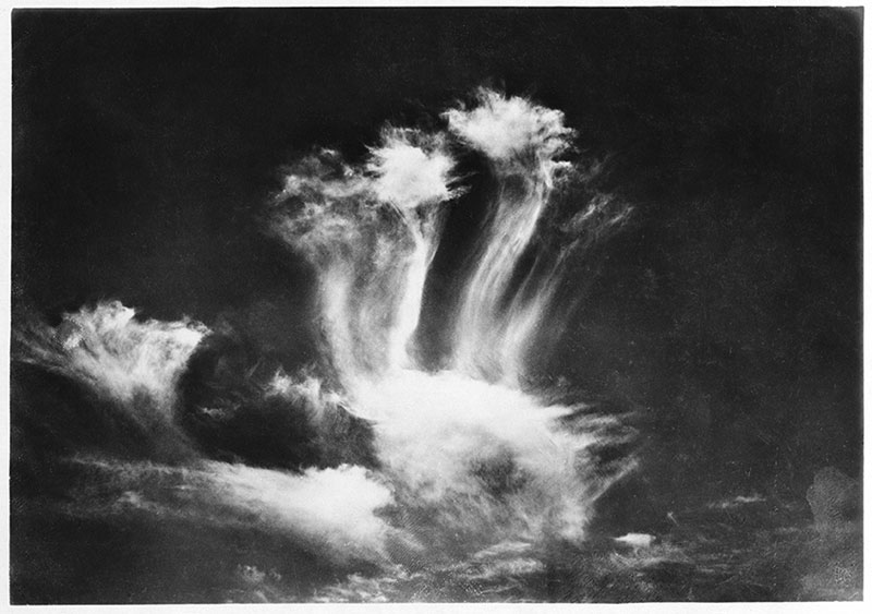 Unknown photographer, No. 88, Feathery clouds with precipitation trails. Ci., from: Clouds in a sea of air. Photographs taken by German fighter pilots during WW1, Berlin, 1917 © Collection Helmut Völter