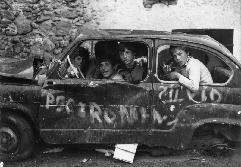 Sergio Romagnoli, Kids in a wrecked car, Lipari © Doriana Romagnoli