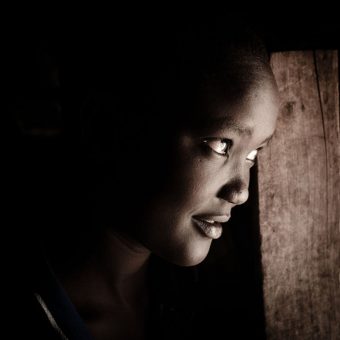 Janet, 14, two years ago escaped from home to avoid FGM and an early forced marriage. Her family wanted to marry her off to a 50 years old man: for the Pokot people, the circumcision rite is necessary before marriage. From Baringo are, she went on a 6 days walk in the bushes until she met Theresa Chepution at the market in Kongelai. Since then, she’s been living with Theresa’s family. Kongelai. Kongelai, Kenya, 2015.

Janet, 14 anni, due anni fa è scappata di casa per sottrarsi alla MGF e a un matrimonio forzato. La sua famiglia voleva farla sposare con un uomo di 50 anni: per il gruppo etnico dei Pokot, la circoncisione femminile è un necessario rito pre-nuziale. Dall’area di Baringo, Janet si è quindi avventurata in un cammino di 6 giorni nei boschi finché ha incontrato Theresa Chepution al mercato di Kongelai. Da allora, vive con la donna e la sua famiglia. Kongelai, Kenya, 2015.