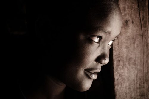 Janet, 14, two years ago escaped from home to avoid FGM and an early forced marriage. Her family wanted to marry her off to a 50 years old man: for the Pokot people, the circumcision rite is necessary before marriage. From Baringo are, she went on a 6 days walk in the bushes until she met Theresa Chepution at the market in Kongelai. Since then, she’s been living with Theresa’s family. Kongelai. Kongelai, Kenya, 2015.

Janet, 14 anni, due anni fa è scappata di casa per sottrarsi alla MGF e a un matrimonio forzato. La sua famiglia voleva farla sposare con un uomo di 50 anni: per il gruppo etnico dei Pokot, la circoncisione femminile è un necessario rito pre-nuziale. Dall’area di Baringo, Janet si è quindi avventurata in un cammino di 6 giorni nei boschi finché ha incontrato Theresa Chepution al mercato di Kongelai. Da allora, vive con la donna e la sua famiglia. Kongelai, Kenya, 2015.