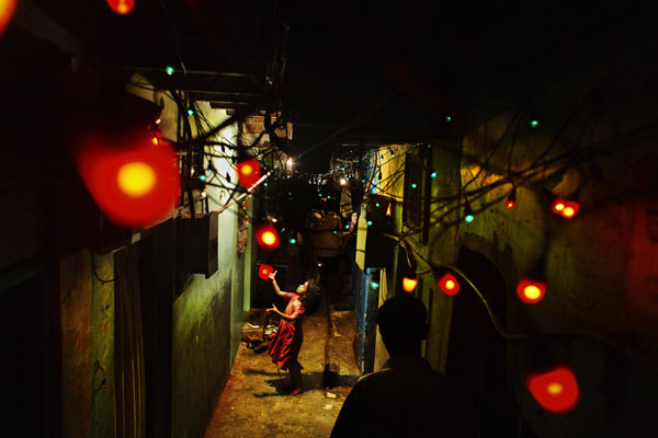 A little girl playing in Laxmi Chawl, a neighborhood of Dharavi. Mumbai, India. 2006 © Jonas Bendiksen/ Magnum Photos