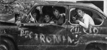 Sergio Romagnoli, Kids in a wrecked car, Lipari © Doriana Romagnoli