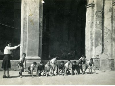 Franco Ferioli,  Foto di gruppo scuola Ada Negri durante i Giochi della Gioventù, Reggio Emilia, 1948, Courtesy Barbara Ferioli