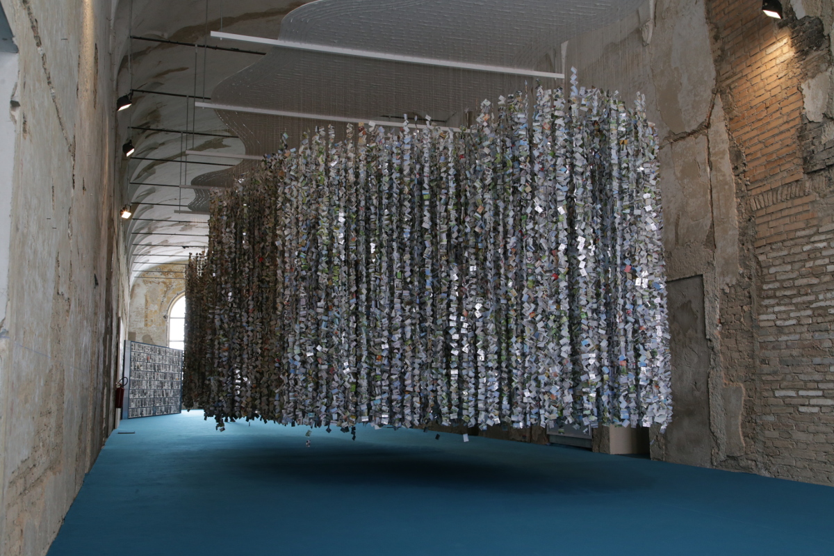 IMG_9061 Roberto Pellegrinuzzi, Mémoires, Parysian Laundry, Fotografia Europea 2017, photographic installation consisting of 275.000 digital prints on backlite film. Ph © Guglielmo Giomi