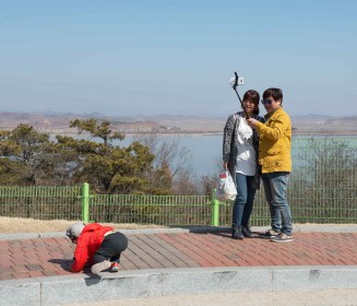 Saverio Cantoni
Famiglia sudcoreana in visita all’Osservatorio di Pace di Ganghwa
Isola di Ganghwa, Repubblica di Corea 2015