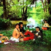 <b>Bow Wow Wow - See Jungle! See Jungle! Go Join Your Gang, Yeah. City All Over! Go Ape Crazy (1981)</b><br />
La citazione è di tutto rispetto, la <i>Colazione sull'erba</i> di Edouard Manet. La foto ritrae i componenti della band new wave inglese ma la cantante Annabella Lwin all’epoca aveva 14 anni e un’indagine di Scotland Yard bloccò l’utilizzo della copertina nel Regno Unito e negli Stati Uniti.