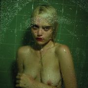 <b>Sky Ferreira - Night Time, My Time (2013)</b><br />
Non c’è bisogno di spiegare per quale motivo, in alcuni contesti, la foto di copertina, che ritrae la modella e musicista synth pop statunitense sotto la doccia, venne tagliata. Lo scatto è di Gaspar Noé e fu la stessa Sky Ferreira ad insistere per usare quell’immagine, perché più di altre rappresentava l'essenza del suo album d’esordio.