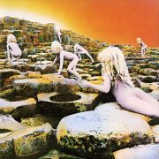 <b>Led Zeppelin - Houses of the Holy (1973)</b><br />
La copertina del quinto album della band britannica è un collage di diverse fotografie scattate a due bambini, i fratelli Stefan e Samantha Gates, da Aubrey Powell dello studio Hipgnosis tra le rocce del Selciato del gigante in Irlanda del Nord nell’arco di ben dieci giorni. Nome della band e titolo del disco non sono indicati sulla copertina e, nonostante queste informazioni siano state aggiunte attraverso fascette che coprivano le parti intime dei bambini, per molti anni Houses of the Holy è stato vietato in alcune zone del Sud degli Stati Uniti.
