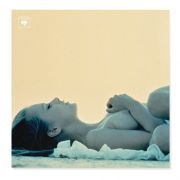 <b>Beady Eye - BE (2013)</b><br />
Lo scatto di Harry Peccinotti non piacque ai supermercati inglesi, che per mettere in vendita il secondo album della band di Liam Gallagher pretesero che il capezzolo della modella fosse coperto. L’ex Oasis reagì così: «Non è porno, giusto? È un classico. Un classico capezzolo».