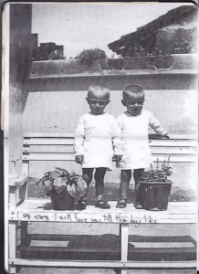 "Compleanno” è il diario immaginario di 5 personaggi che rappresentano le 5 personalità che vivono dentro di me: La Sposa, L'Amante, L'Uomo, La Donna Borghese, I Bambini. Compleanno è il giorno in cui si incontrano tutti
© Marilisa Cosello