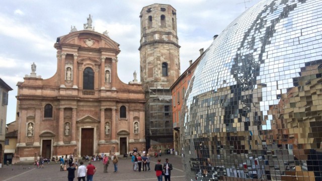 Allestimento di piazza San Prospero per lo spettacolo "Disco Emilia Old School"
