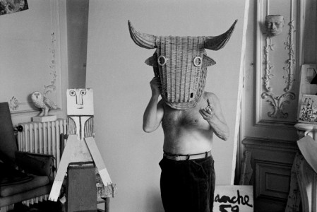 Edward Quinn, Picasso with bullfight mask, Villa La Californie, Cannes 1959, 2016. Stampa ai sali d'argento, 96 x 127 cm. Courtesy Suite 59 Gallery Amsterdam, Foto Edward Quinn
