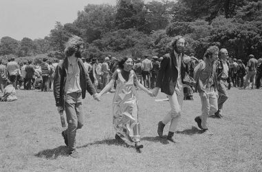 Elaine Mayes Group Walking, Metal Dress, Solstice Year of realization: 1967 Digital archival photograph, 43 x 56 (4/10) Coutesy dell'autore