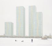 © Aleksey Kondratyev, courtesy Fabrica
Kyrgyzstan/USA
Mentre il 1991 continua a dissolversi nella memoria, l’Asia centrale, l’antico territorio sovietico posto tra Russia, Cina e Medio Oriente, è in una fase di grande trasformazione.
I popoli centro asiatici parlano russo, ma sempre più spesso imparano l’inglese e il cinese. Sono per lo più secolarizzati, ma sempre di più praticano l’Islam.
“Formations” è una narrazione fotografica di questa regione, in un periodo di transizione, tra un passato legato al blocco sovietico e un futuro ancora incerto.