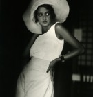 JACQUES HENRI LARTIGUE: Renée. Biarritz, August 1930 « Photograph Jacques Henri Lartigue© Ministère de la Culture France/AAJHL ». Dalla mostraJACQUES HENRI LARTIGUE “Diary of a Century”